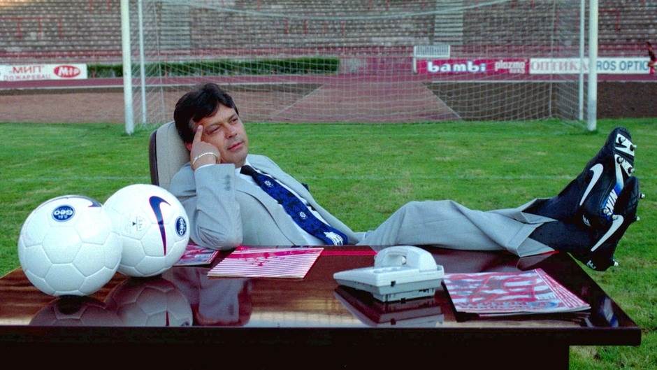 reprezentacija srbije oblacenje fudbaleri mitrovic zenske grudi stajling 2006 foto