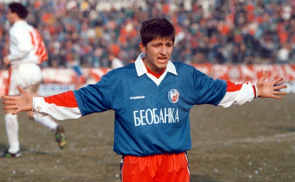 reprezentacija srbije oblacenje fudbaleri mitrovic zenske grudi stajling 2006 foto