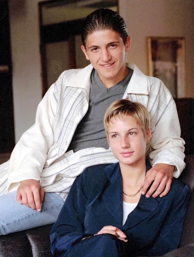 reprezentacija srbije oblacenje fudbaleri mitrovic zenske grudi stajling 2006 foto