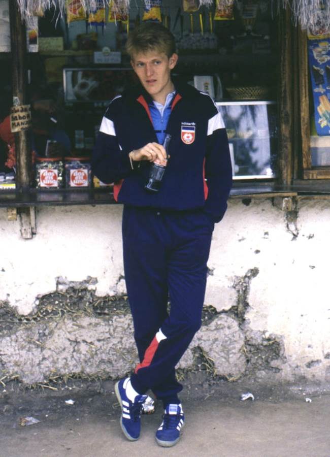 reprezentacija srbije oblacenje fudbaleri mitrovic zenske grudi stajling 2006 foto