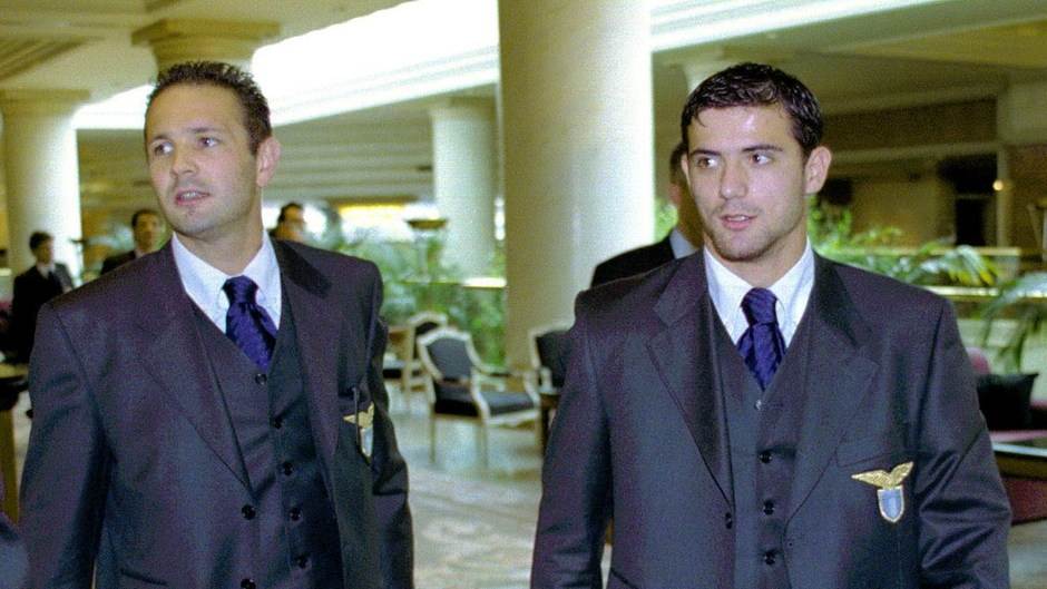 reprezentacija srbije oblacenje fudbaleri mitrovic zenske grudi stajling 2006 foto