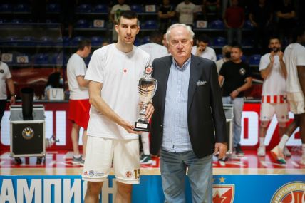 Ognjen Dobrić dobio je MVP titulu od proslavljenog trenera i predsednika Olimpijskog komiteta Srbije Božidara Maljkovića