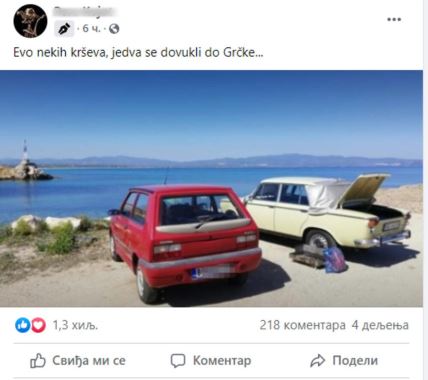 Dva automobila na stajalištu pored mora u Grčkoj