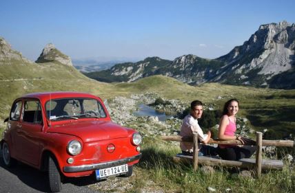 Brat i sestra na klupici pored Fiće