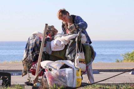 Najlepša žena koja danas živi na ulici i jede iz smeća uhvaćena da se drogira