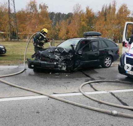 Smrskani automobil u kojem je poginula učiteljica kod skretanja za Kać.