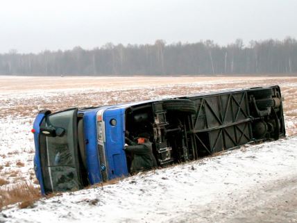 autobus prevrnut u snegu.jpg