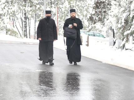 Sveštenici stigli na Lešće da očitaju molitvu preminuloj Kristini Kiki Đukić