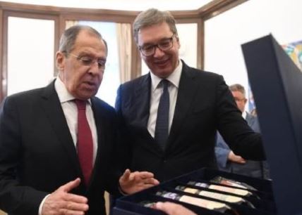 lavrov_vucic_poklon.jpg