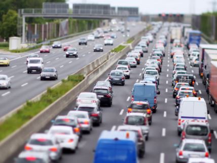 Gužva u saobraćaju na auto-putu u jednom smeru