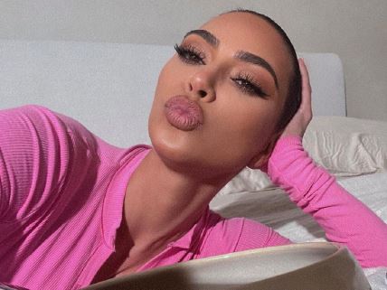 Kim Kardašijan reklamira Skims pidžamu