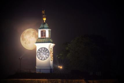 Novi Sad, Petrovaradinska tvrđava, sat, veče, autor Aleksandar Milutinović.jpg