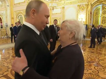 Putin sa prvom učiteljicom.jpg