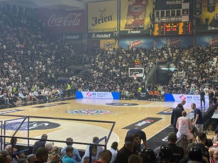 Partizan, Zvezda, Igraci cekaju sudije (3).jpg