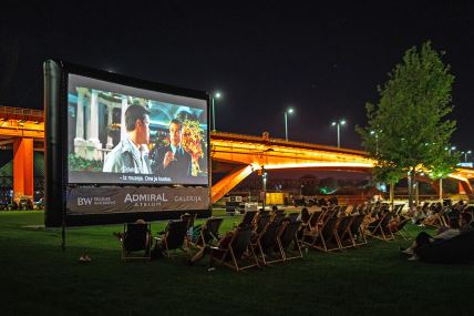 Posetioci na Admiral Open Air Cinema.jpg