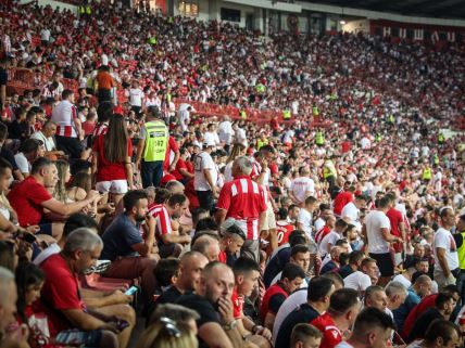 Crvena Zvezda, Navijači, Dresovi (16).jpg