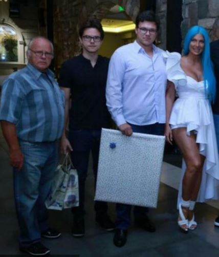 Jelena Karleuša sa braćom i ocem