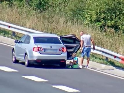 dete-na-noši-auto-put.jpg