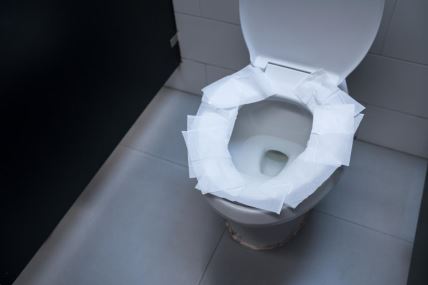 WC šolja obložena toalet papirom