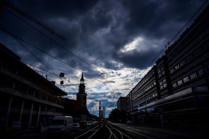 Tamni oblaci se skupljaju iznad gradilišta (L) u blizini berlinske crkve Marienkirche u kojoj se grade kancelarije u Berlinu 29. septembra 2022.