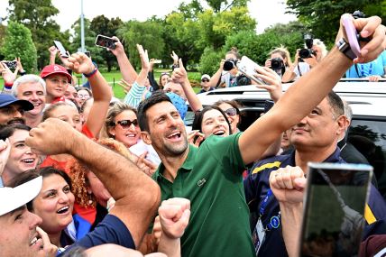 novak djokovic sa peharom australijan openA