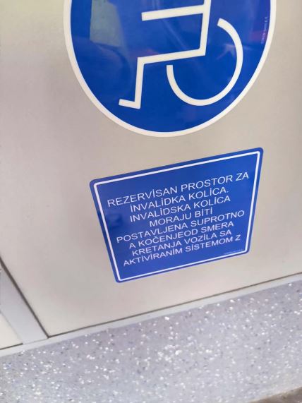 Natpis za invalidska kolica u autobusu