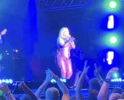 bebe rexha pogođena telefonom u glavu 5.png