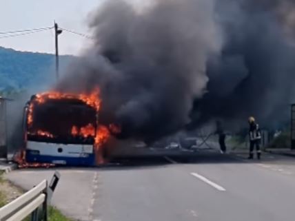 Zapaljen bus.jpg