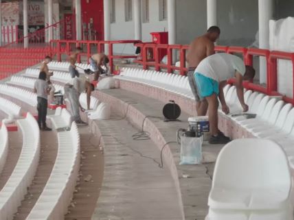 Zamena stolica na stadionu Zvezde.jpg