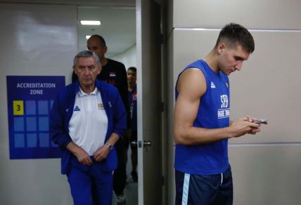 Svetislav Pešić i Bogdan Bogdanović, Manila, Mundobasket 10.jpg