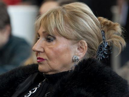 Ljiljana Stjepanović u crnoj bundi sa zavezanom kosom