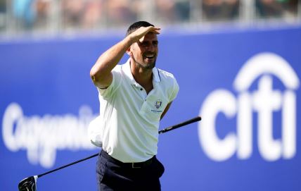 Novak Đoković igra golf 1.jpg