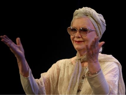 Milena Dravić na Kanskom festivalu nosila repliku svoje glave
