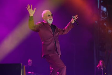Dino Merlin nastavio koncert uprkos haosu ispred stadiona