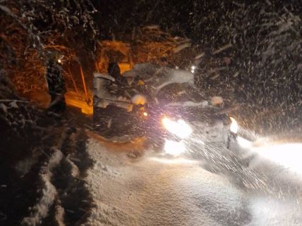 Oni su pravi heroji snežne stihije, akcija trajala više sati Spasili zarobljene putnike u Sjenici, navigacija ih odvela na pogrešan put (2).jpg