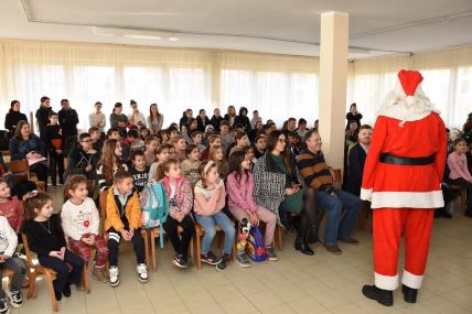 Učenici OŠ Jovan Jovanović Zmaj, Salaš na dodeli paketića.jpg