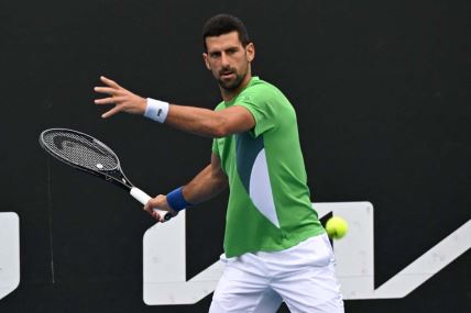 Novak Đoković trening po kiši na Australijan openu 2.jpg