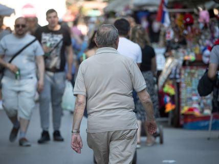 lepo vreme, ljudi, pešaci, pešak, penzioner, penzioneri