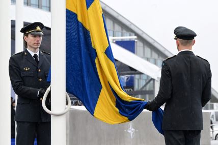 Zvaničnici se pripremaju da zakače švedsku nacionalnu zastavu