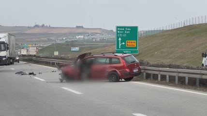 Dve teške saobraćajne nezgode, delovi vozila svuda po putu  (4).jpg