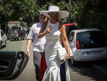 Jelena Karleusa napustila glasacko mesto (4).jpg