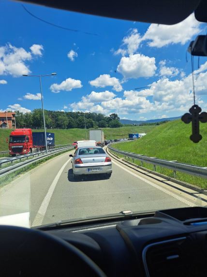 Dečko i devojka na motoru sleteli sa kolovoza i zakucali se u bankinu (2).jpg