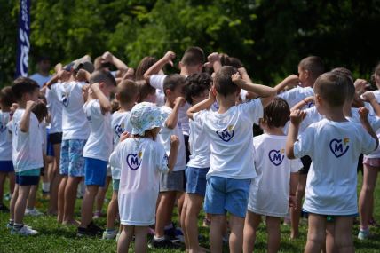 DECA ZA DECU: Mališani na Invictusu trčali za drugare iz Dečjeg sela u Sremskoj Kamenici
