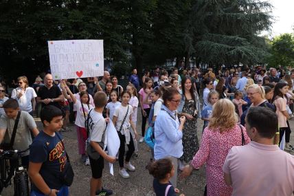 Protest ispred OŠ Jovan Dučić (4).jpg