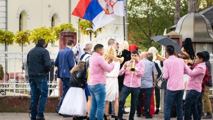 Ljudi se vesele na svadbi