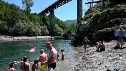 Spas od tropskih vrućina Prijepoljci pronašli na plaži Petrovac (7).jpg