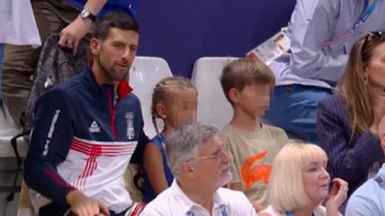 Djokovic gleda utakmicu.jpg