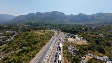 Ogromne saobraćajne gužve ka Crnogorskom primorju (2).jpg