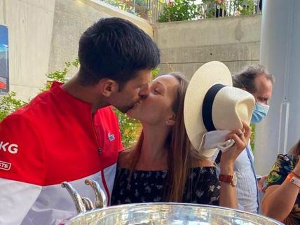 Novak I jelena Đoković poljubac u Parizu na OI