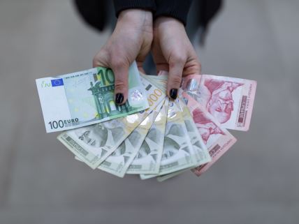 Evri i dinari u lepezi u rukama žene